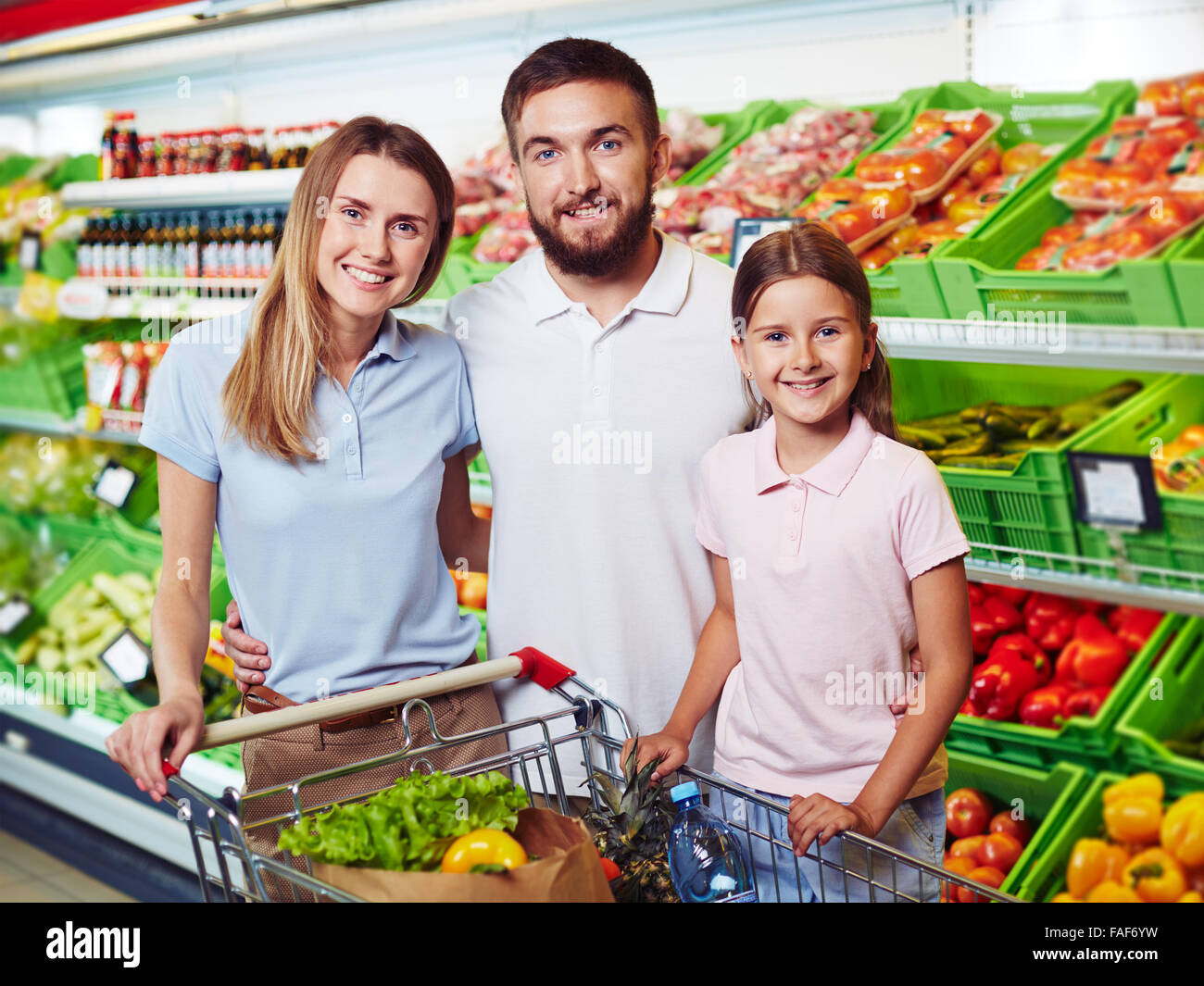 Familie mit drei in Lebensmittel Supermarkt einkaufen Stockfoto