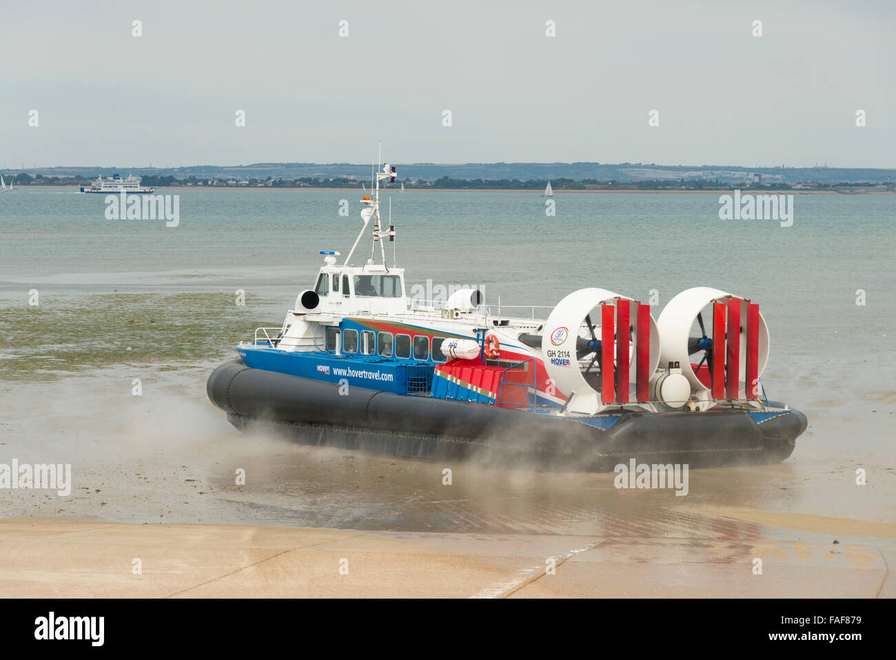 Ein Hovercraft aus dem Hovertravel Unternehmen landet auf dem Ryde Isle Of Wight UK. Das