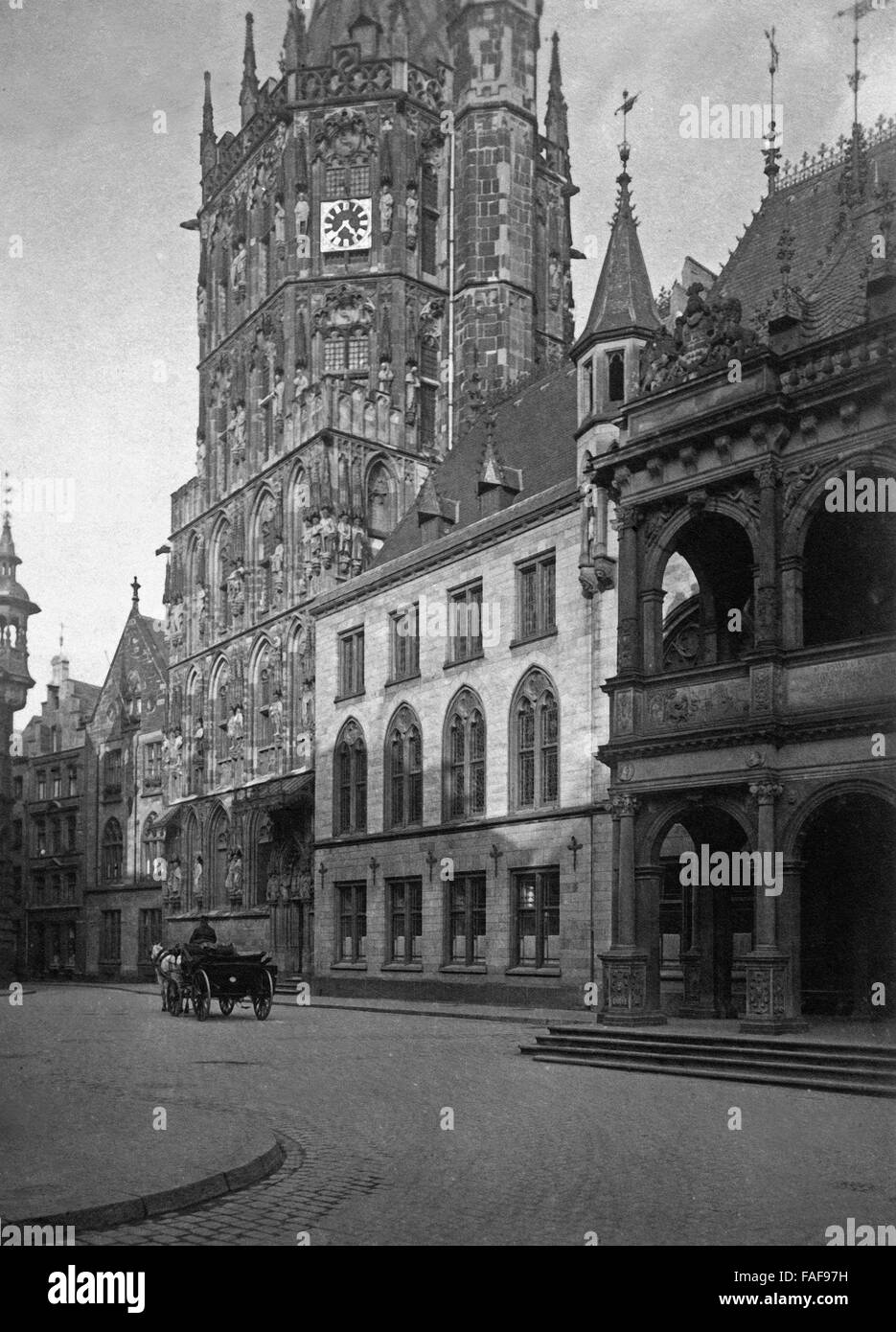 Das Historische Rathaus in Köln von der Portalsgasse aus gesehen...gabs, 1920er Jahre Deutschland. Historischen Rathaus zu Köln, von Portalsgasse Lane, Deutschland der 1920er Jahre gesehen. Stockfoto