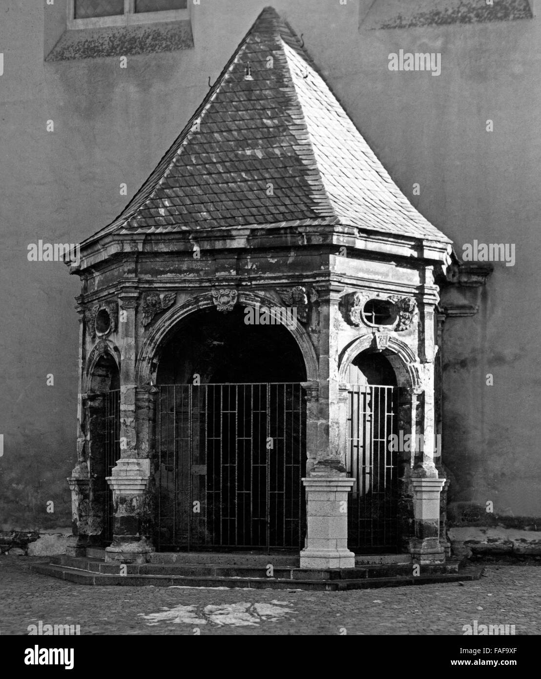 Seitenkapelle der Kirche Alt St. Heribert in Köln Deutz, 1920er Jahre Deutschland. Seitenkapelle der Kirche Alt St. Heribert's in Köln-Deutz, Deutschland der 1920er Jahre. Stockfoto
