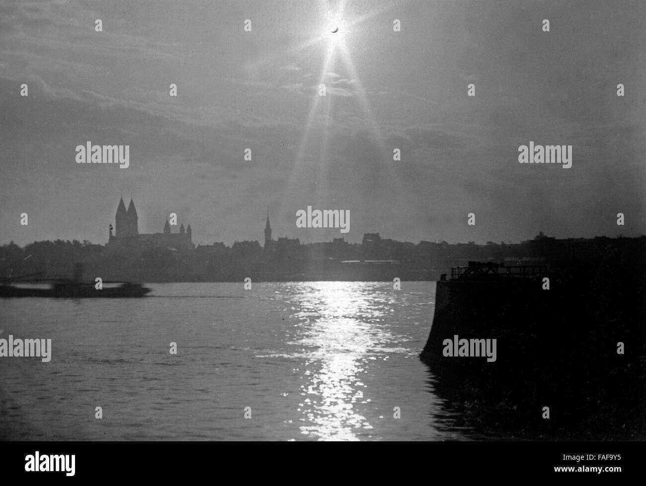 Blick Auf Köln Und Den Rhein sind der wollte Sonnenfinsternis Im Jahre 1927, 1920er Jahre Deutschland. Blick auf Köln und Rhein während der gesamten solar Ecplipse 1927 Deutschland der 1920er Jahre. Stockfoto