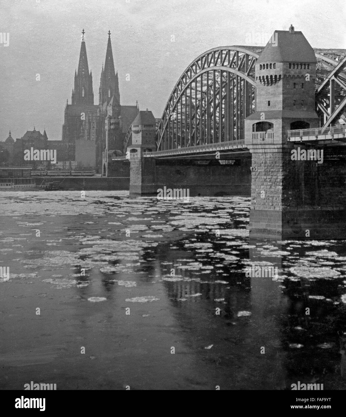 Eisschollen Treiben Über Den Rhein eine der Altstadt von Köln Vorbei Deutschland 1920er Jahre. Eis-Schollen, vorbei an der Stadt Köln am Fluss Rhein, Deutschland der 1920er Jahre. Stockfoto