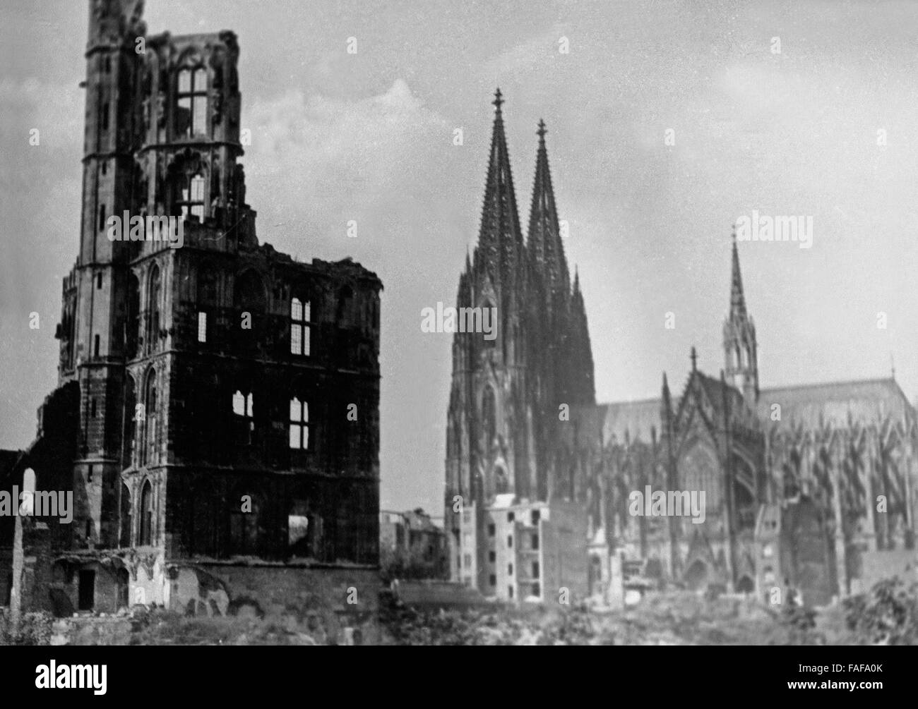 Der Ausgebombte Turm Vom Historischen Rathaus in Köln Mit Dom, 1940er Jahre Deutschland. Bombardiert Reste der historischen Rathaus zu Köln und die Kathedrale, Deutschland der 1940er Jahre. Stockfoto