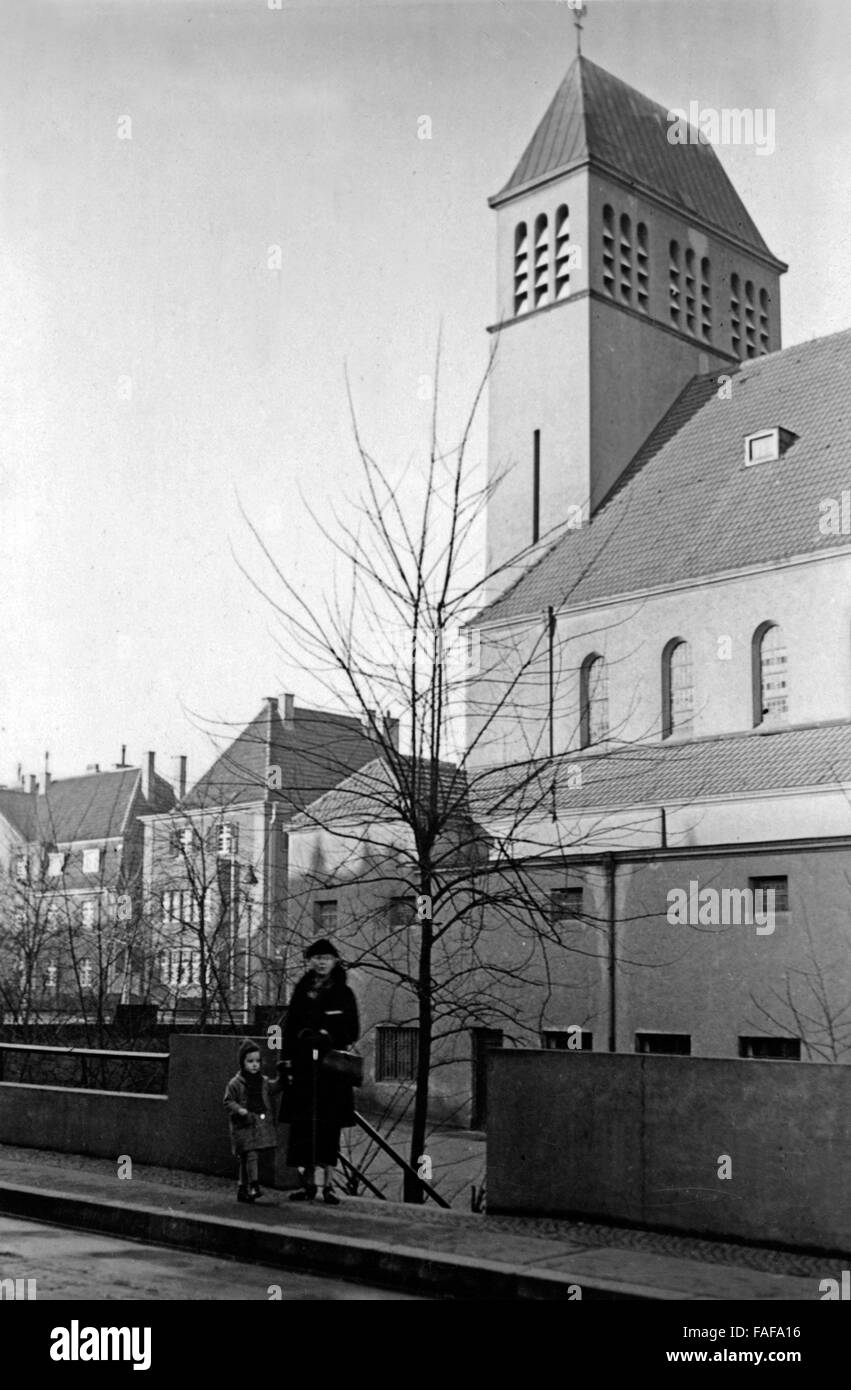 Eine der Katholischen Kirche St. Barbara bin Ansgarplatz in Köln Neuehrenfeld, 1930er Jahre Deutschland. Die römisch-katholische St. Barbara-Kirche am Ansgarplatz Platz in Köln Neuehrenfeld, Deutschland der 1930er Jahre. Stockfoto