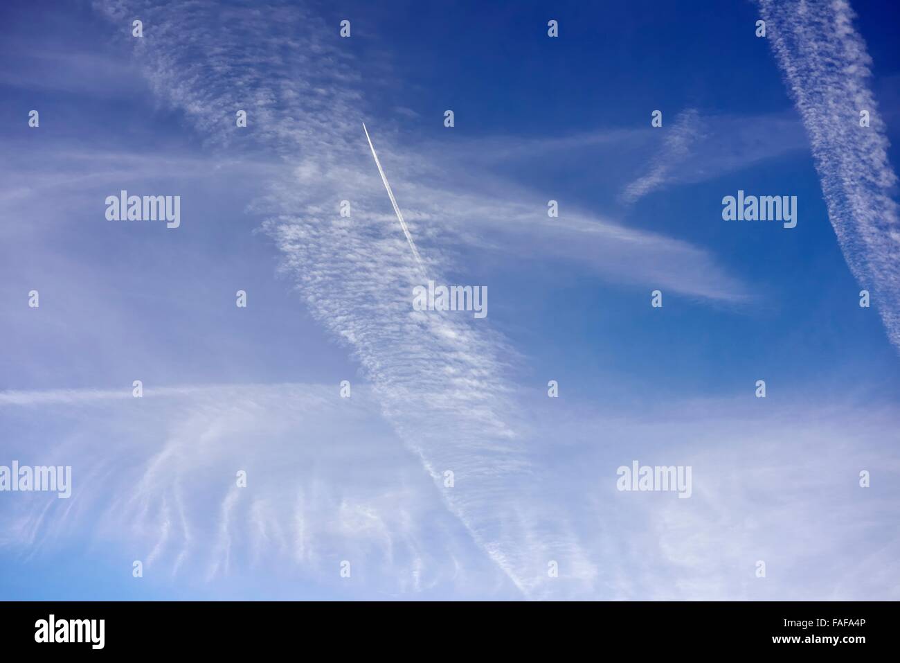 Kondensstreifen von Flugzeugen in den Himmel, Bayern, Deutschland Stockfoto