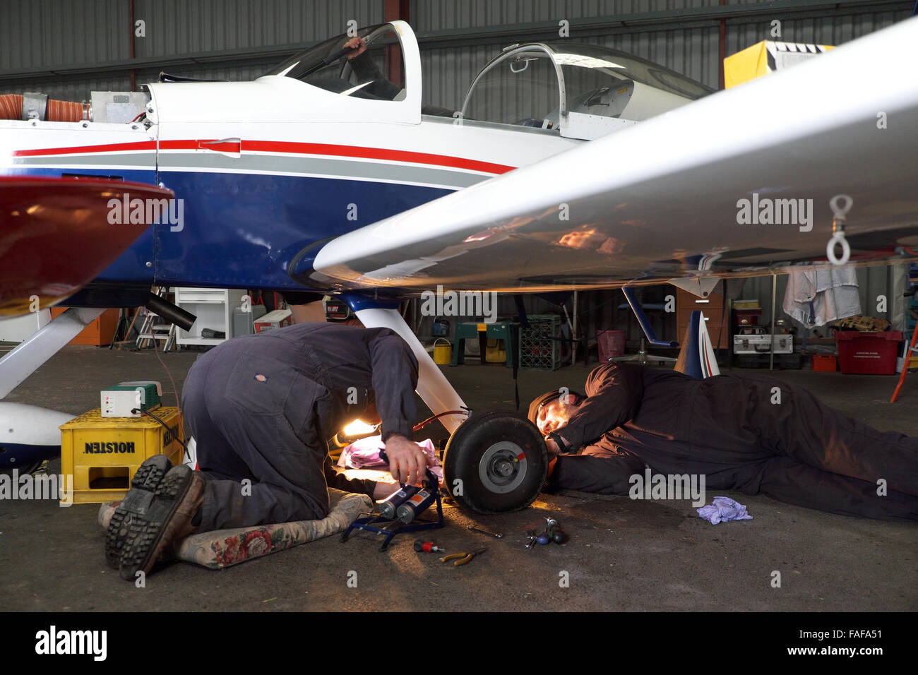 Wartung auf die Räder und Bremsen eines Vans RV-9-Kit gebaut Leichtflugzeug in Großbritannien Stockfoto