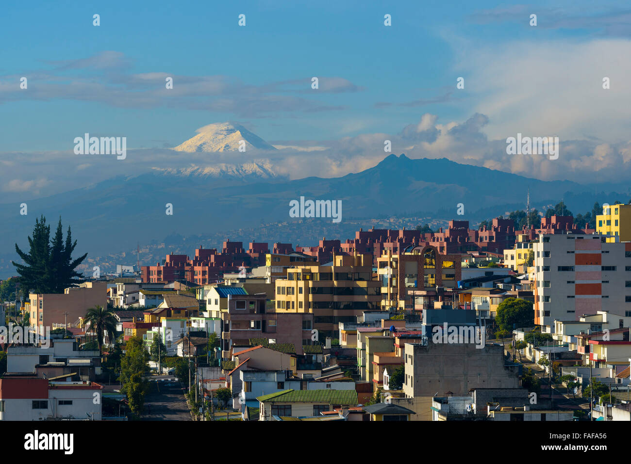 Quito mit Mt.Cotopaxi, Quito, Provinz Pichincha, Ecuador Stockfoto