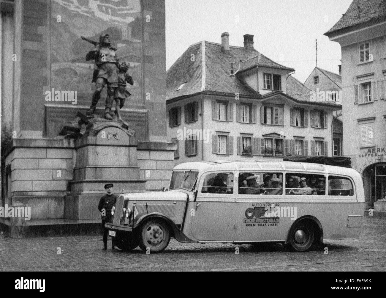 Der Magirus Reisebus der Heimatfreunde Köln Vor Dem Telldenkmal in Altdorf, Schweiz 1930er Jahre. Magirus Reisebus mit Reisegruppe der Naturfreunde Köln Club vor dem Telldenkmal in Altdorf in der Schweiz der 1930er Jahre. Stockfoto