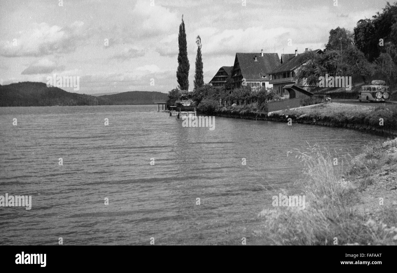 Blick Auf Das Ufer in Walchwil am Zuger See, 1930er Jahre Schweiz. Blick auf die Ufer von Walchwil am Zugersee, Schweiz der 1930er Jahre. Stockfoto