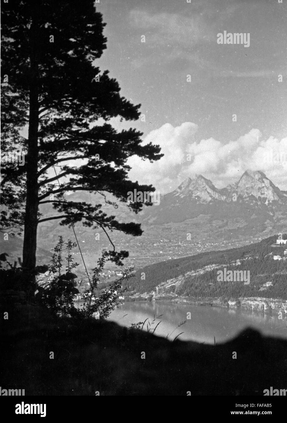 Achsenstrasse am Urner See, 1930er Jahre Schweiz. Straße runden See Luzerne, die Schweiz der 1930er Jahre. Stockfoto