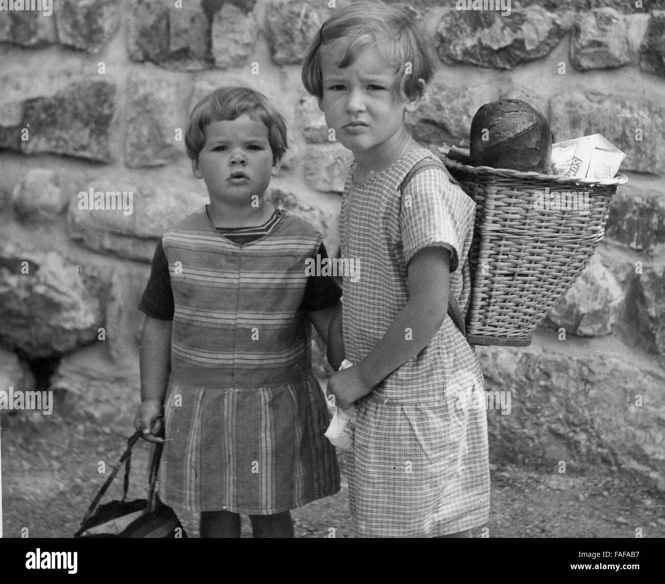 Zwei Kinder in Flüelen Im Kanton Uri, Schweiz 1930er Jahre. Zwei kleine Mädchen aus Fluelen im Kanton Uri, Schweiz der 1930er Jahre. Stockfoto