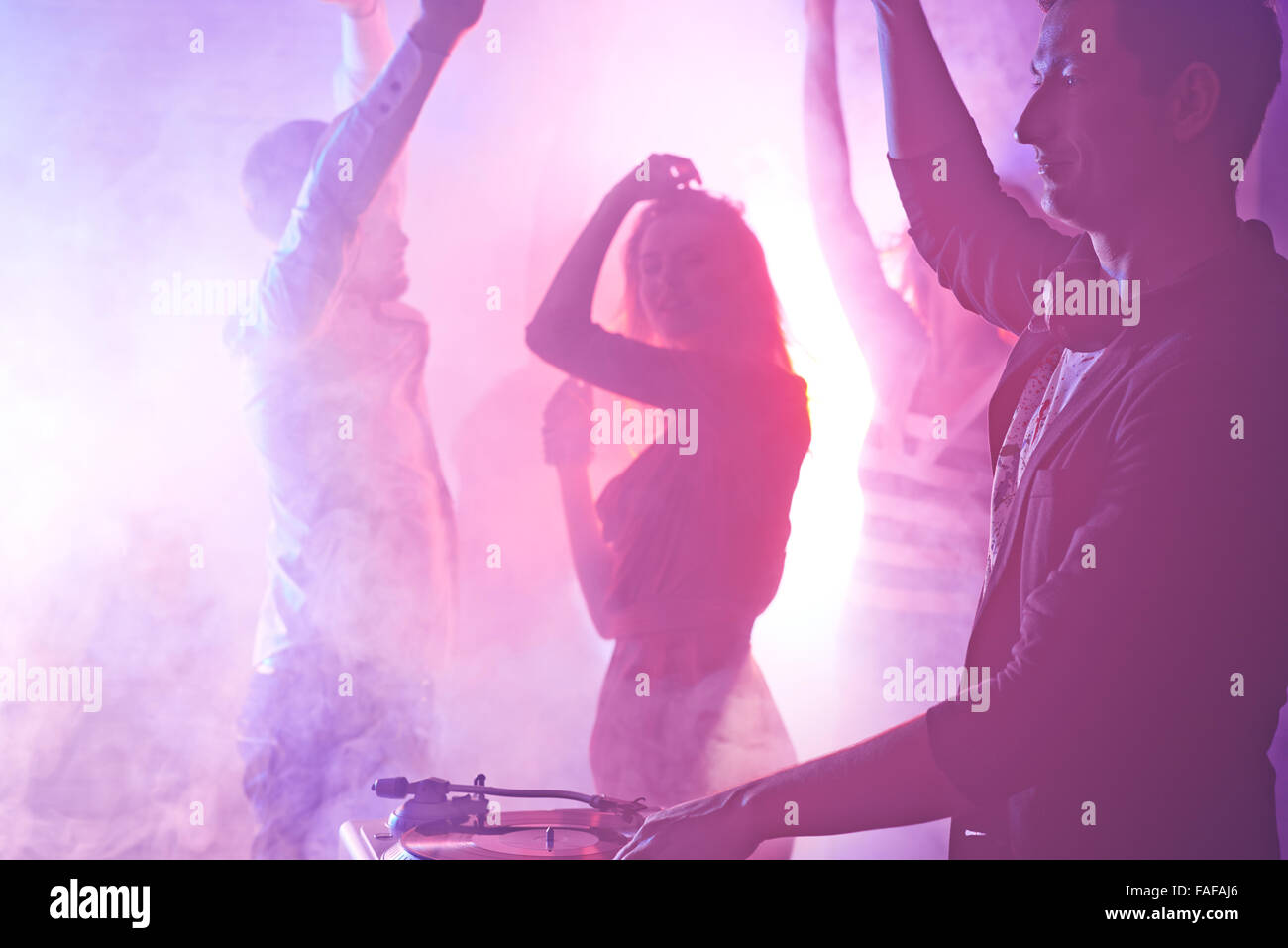 Gruppe von tanzenden jungen Menschen genießen in Nachtclub Stockfoto