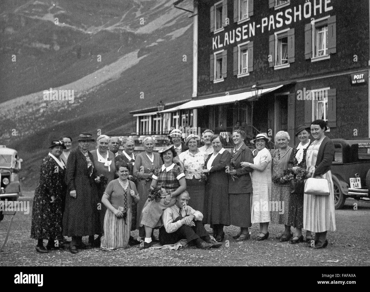 Sterben Sie Damen Einer Reisegruppe Vor Dem Rasthaus auf Dem Klausenpass Im Kanton Uri, Schweiz 1930er Jahre. Frauen die Reisegruppe am Klausenpass Roadhouse, Schweiz der 1930er Jahre. Stockfoto