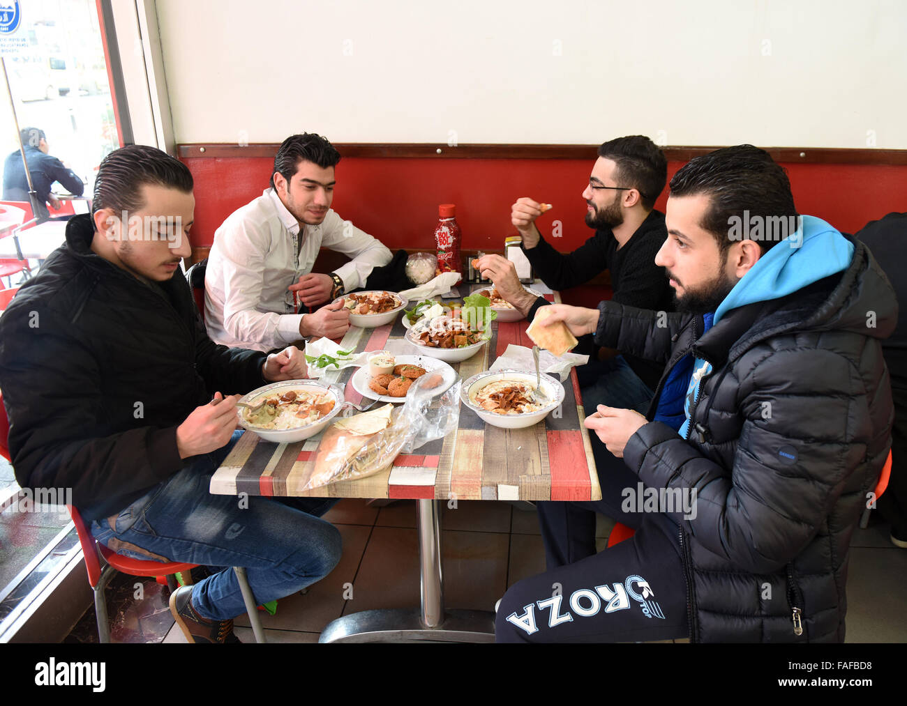 (151229)--ISTANBUL, 29. Dezember 2015 (Xinhua)--Menschen Essen in einem arabischen Restaurant im Stadtteil Fatih, Istanbul, Türkei, am 22. Dezember 2015. Auf den ersten Blick scheint Istanbuls belebten Fındıklı Straße im Stadtteil Fatih nicht anders als andere in ähnlichen Mittelklasse-Nachbarschaften. Aber mit einem tieferen Blick konnte man feststellen, dass Kinder hier tatsächlich auf Arabisch betteln. Restaurant und Shop Zeichen, Preisschilder und sogar anzeigen außerhalb der Makler-Büros befinden sich in Arabisch. Syrische Schutzhütten, auf der Flucht ihre vom Krieg zerrissenen Land mit bitteren Erinnerungen an Krieg und verlorenen lieben, haben versucht, hier zu beginnen. T Stockfoto