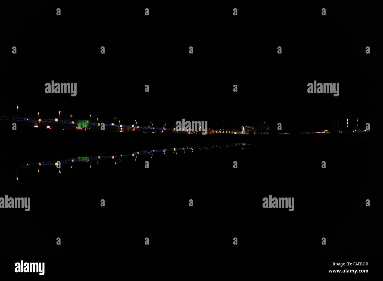 Nacht Strandblick, mit Reflexionen, Dr, Beleuchtungen, zentralen Promenade, Pleasure Beach Casino und South Pier, Blackpool Stockfoto