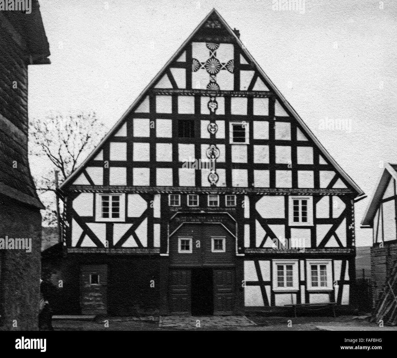 Historisches Fachwerkhaus in Kirchhundem Bei Olpe, Deutschland 1930er Jahr. Historisches Fachwerkhaus in Kirchhundem in der Nähe von Olpe, Deutschland der 1930er Jahre. Stockfoto
