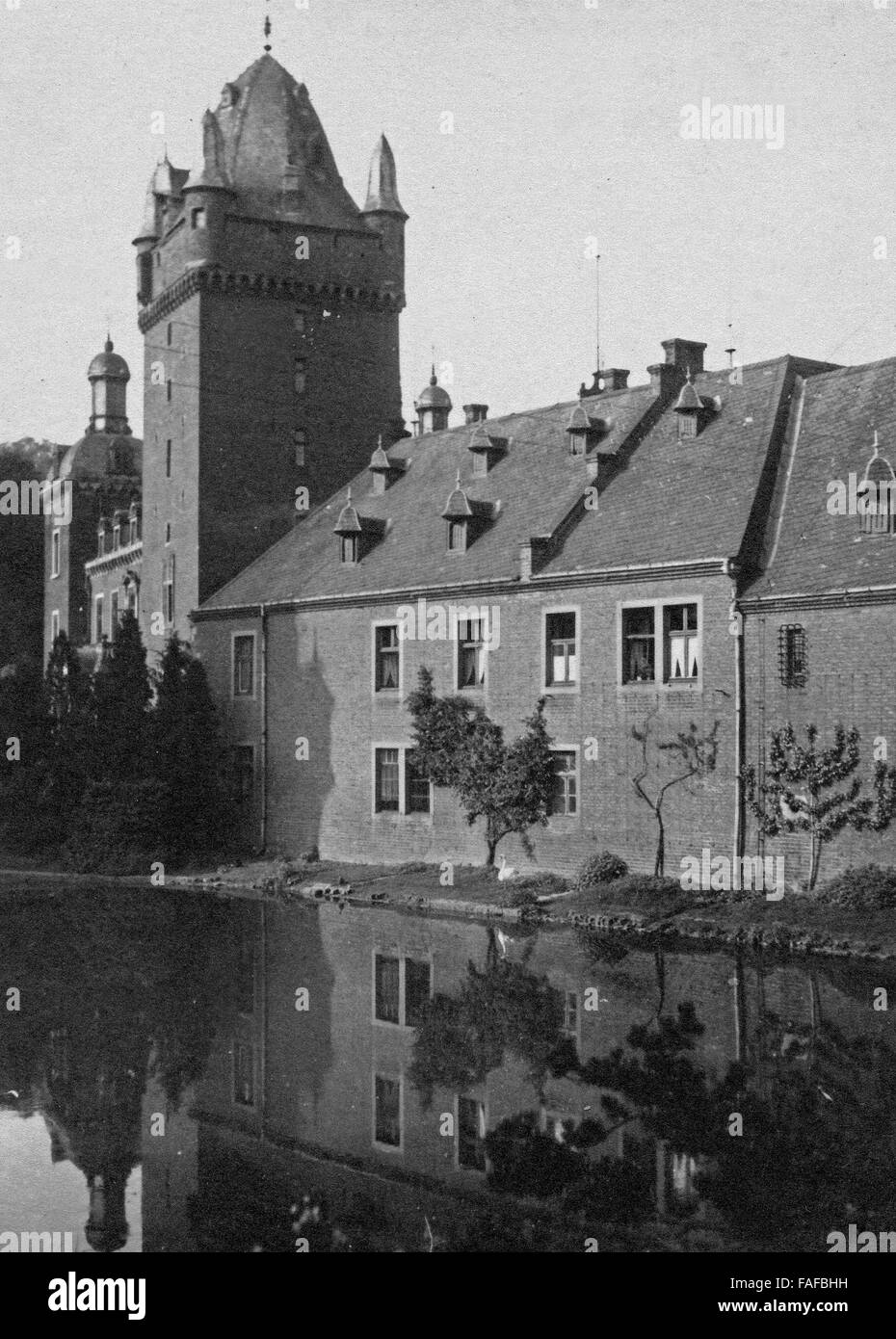Schloss Harff, Ein Wasserschloss eine der Erft in Morken Harff, Einem Stadtteil von Bedburg, Deutschland 1930er Jahre. Harff Schloss am Fluss Erft in der Nähe von Bedburg, Deutschland der 1930er Jahre. Stockfoto