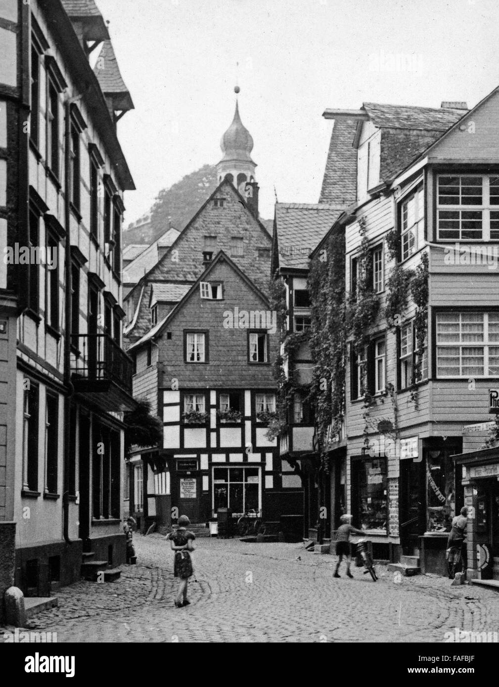 Blick in die Stadt Monschau eine der Rur in der Eifel, Deutschland, 1930er Jahre. Blick auf die Stadt Monschau am Fluss Rur in der Eifel-Region, Deutschland der 1930er Jahre. Stockfoto