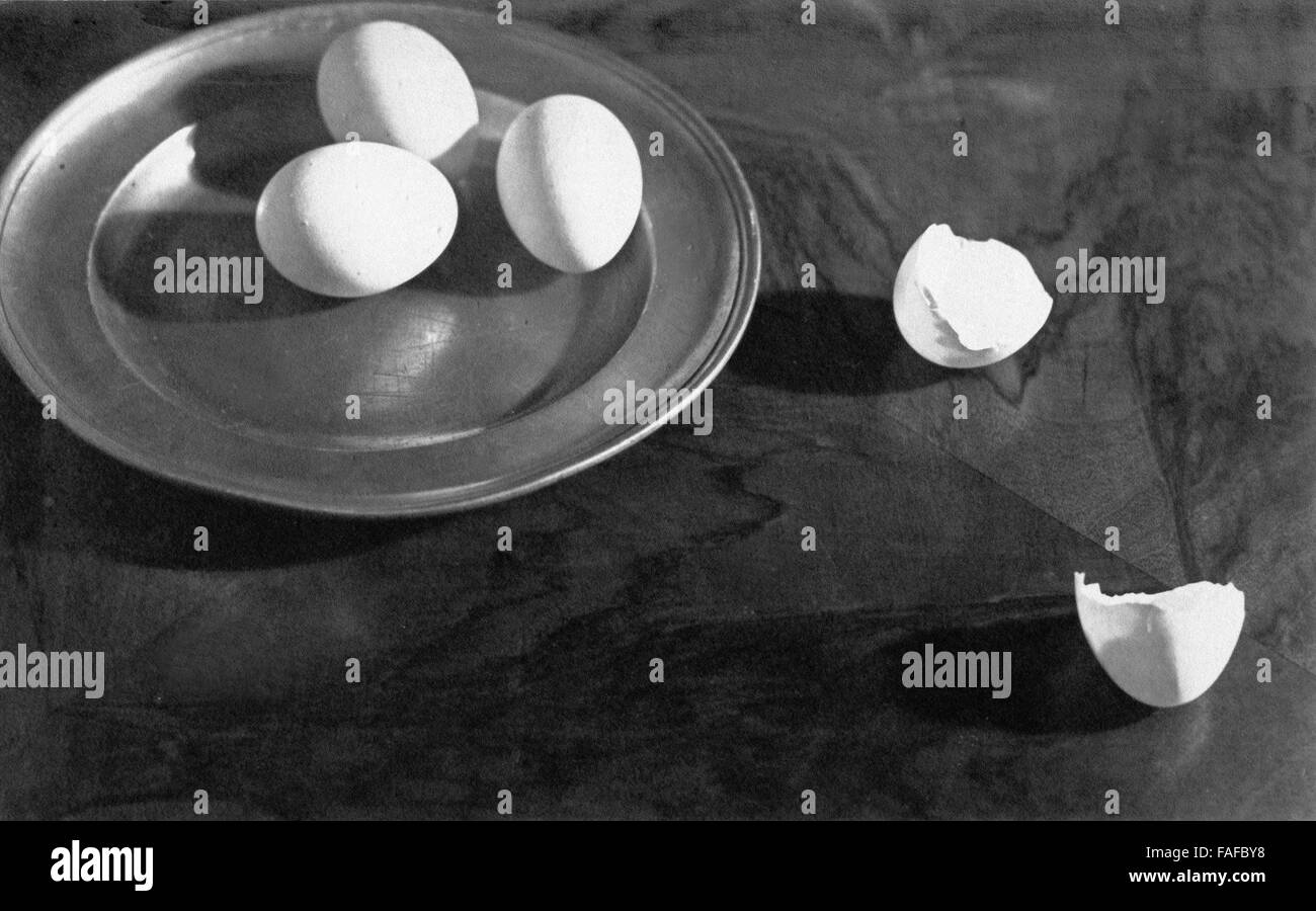 Vier Eier, Eines Davon Leer, erscheine Zu Einem Stilleben, 1930er Jahre Deutschland. Vier Eiern, einer von ihnen leer, wie ein Stillleben, Deutschland der 1930er Jahre. Stockfoto