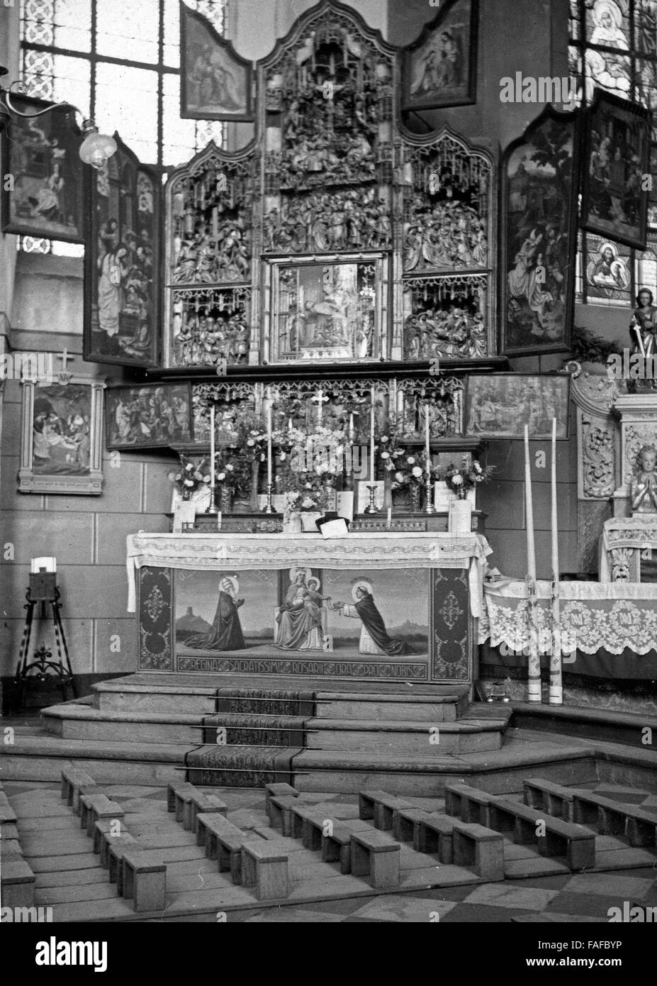 Hochaltar der Wallfahrtskirche St. Clemens in Heimbach in der Eifel, Deutschland 1930er Jahre bin. Der Altar der Wallfahrtskirche St. Clemens in Heimbach in der Eifel, Deutschland der 1930er Jahre. Stockfoto