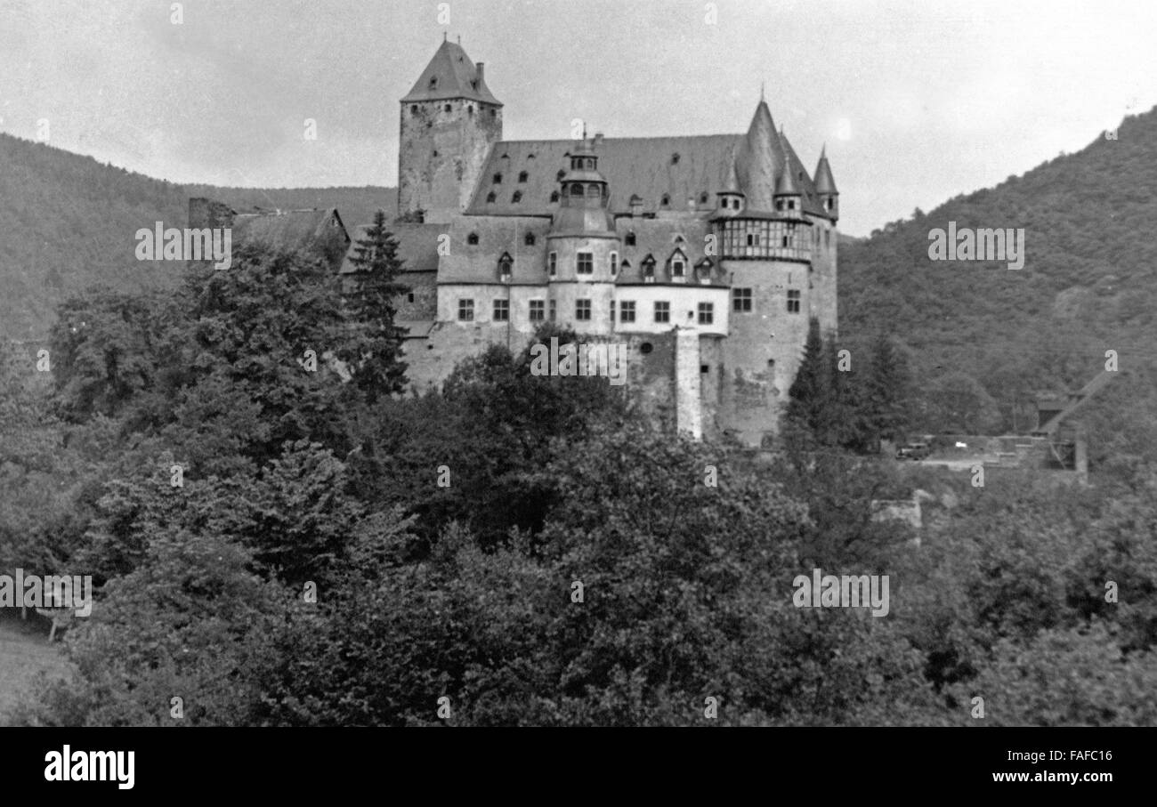 Blick Auf Schloss Bürresheim Bei Mayen, Deutschland 1920er Jahre. Blick auf Schloss Buerresheim in der Nähe von Mayen in der Eifel, Deutschland der 1920er Jahre. Stockfoto