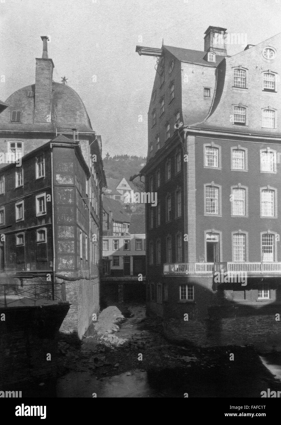 Häuser bin Ufer der Rur in Monschau, Deutschland 1920er Jahre. Hhouses am Ufer des Fluss Rur in Monschau, Deutschland der 1920er Jahre. Stockfoto