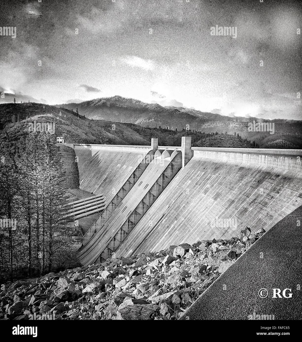 "Dam" - Shasta Dam enthält wieder die Gewässer der 3 wichtigsten Flüsse in Nordkalifornien Stockfoto