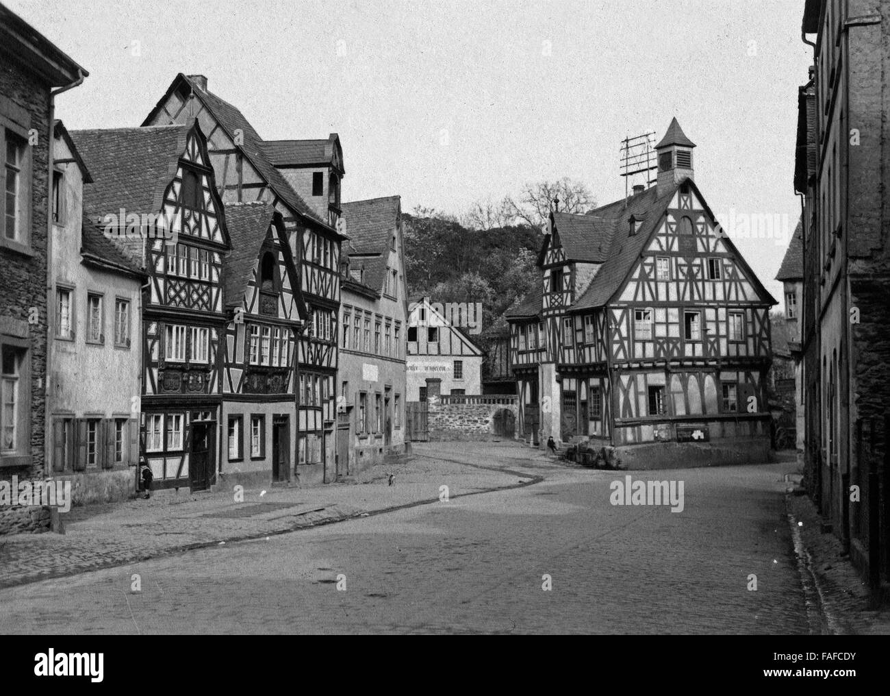 Der Marktplatz in Rhens Im Oberen Mittelrheintal, 1920er Jahre verkäuft. Marktplatz in Rhens im oberen mittleren Rheintal, Deutschland der 1920er Jahre. Stockfoto
