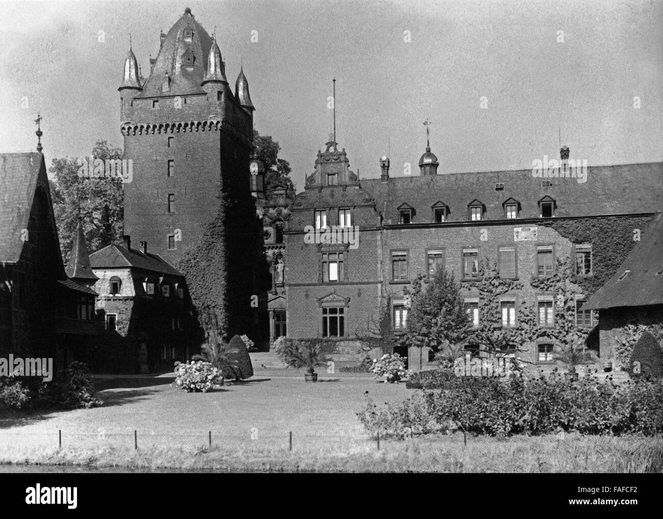 Das Wasserschloss in Morken Harff, Einem Stadtteil von Bedburg Im Erftkreis, Deutschland 1920er Jahre Harff. Schloss Harff Schloss Morken Harff in der Nähe von Bedburg, Deutschland der 1920er Jahre. Stockfoto