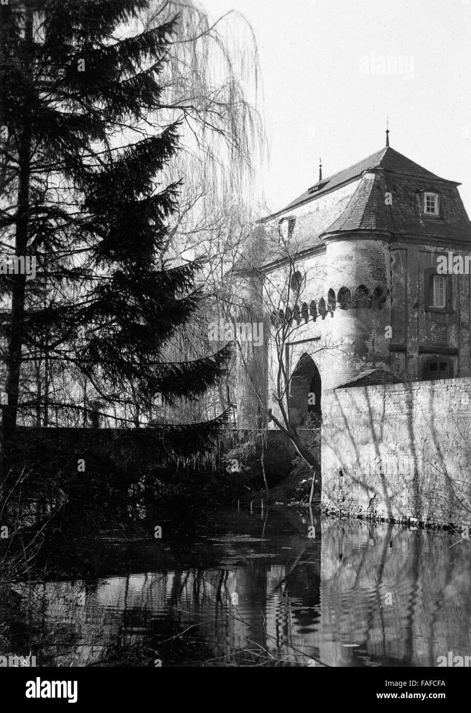 Sterben Sie Große Burg Kleinbüllesheim Bei Euskirchen, Deutschland 1920er Jahre. Grosse Burg Burg bei Kleinbuellesheim in der Nähe von Euskirchen, Deutschland der 1920er Jahre. Stockfoto