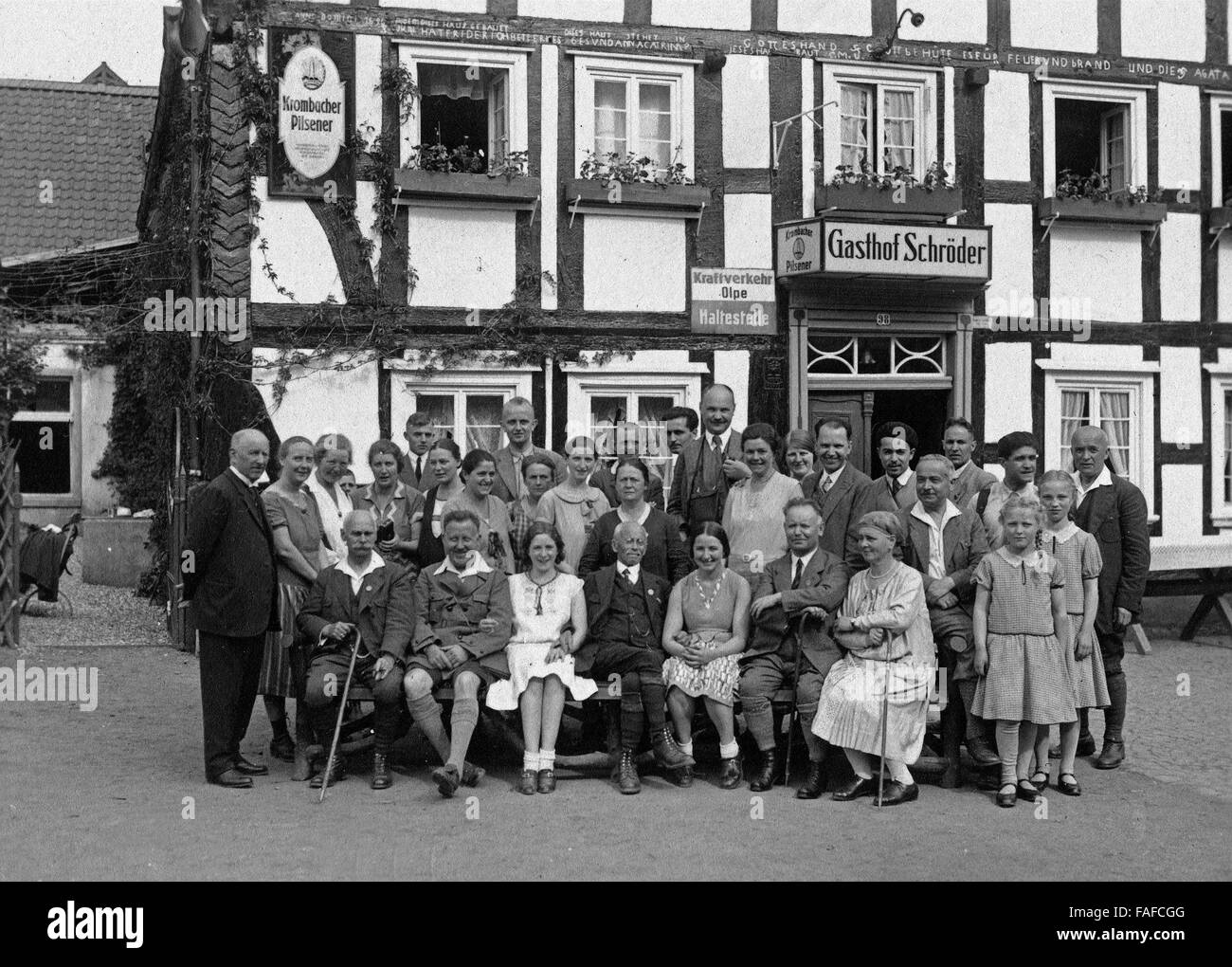 Gruppenfoto Vor Dem Gasthof Schröder in Welschen Ennest Im Sauerland, Deutschland 1920er Jahre. Gruppenfoto vor Schroeder in das Dorf Welschen Ennest im Sauerland, Deutschland der 1920er Jahre. Stockfoto
