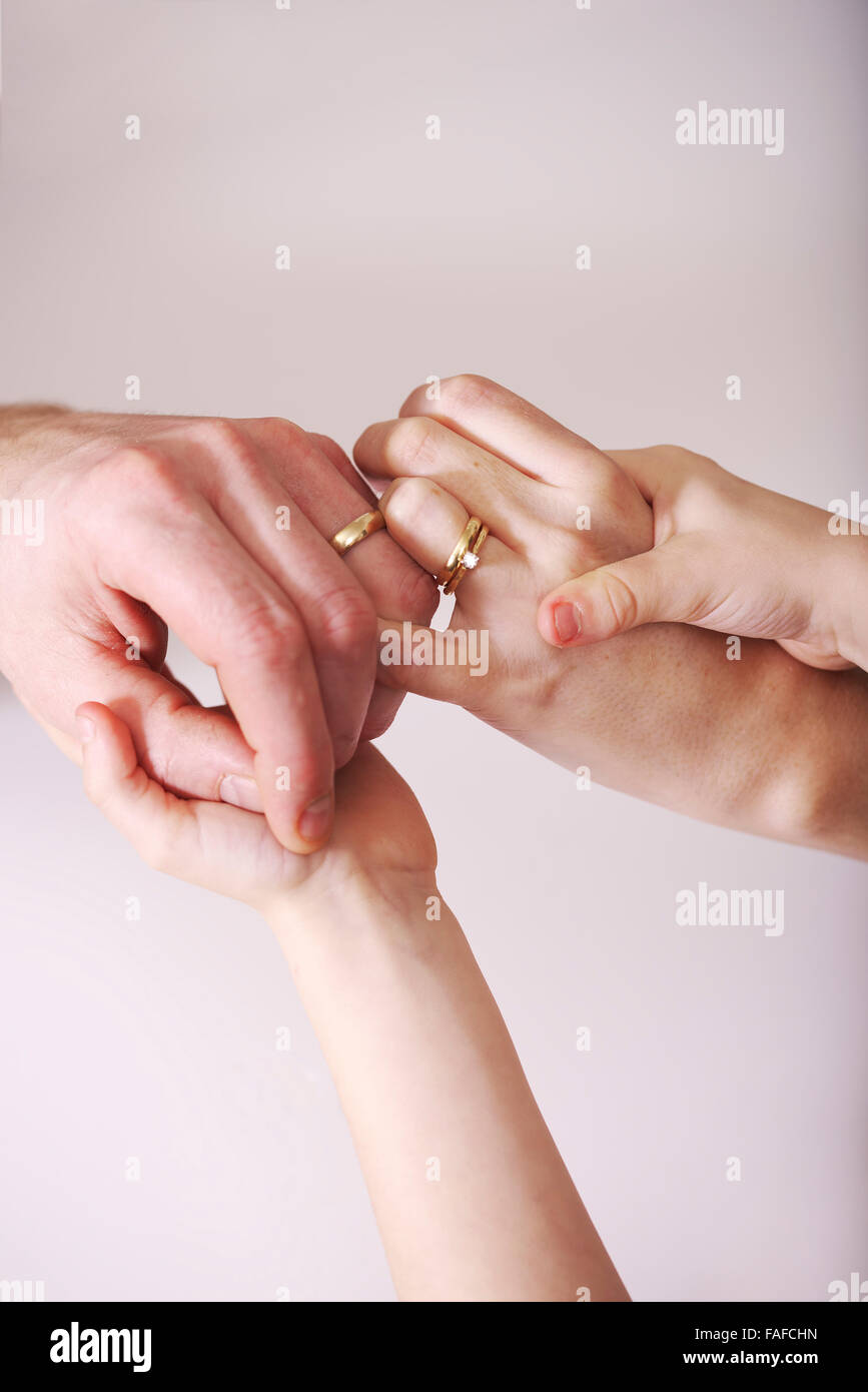 Jung verheiratet paar Griff auf einander als Kinder-Hände Griff auf beide die Beziehung zusammenhält Stockfoto
