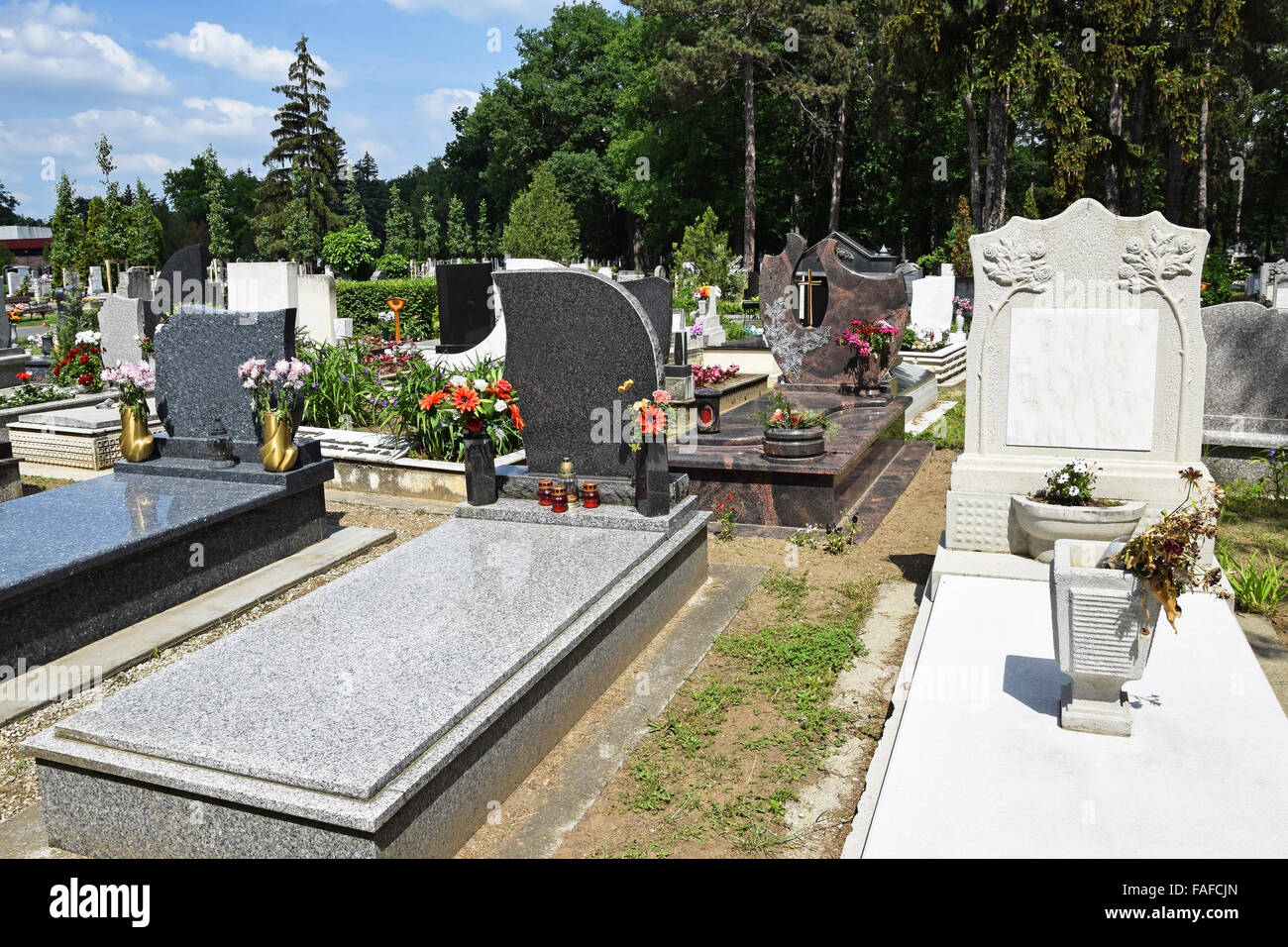 Grabsteine auf dem öffentlichen Friedhof Stockfoto