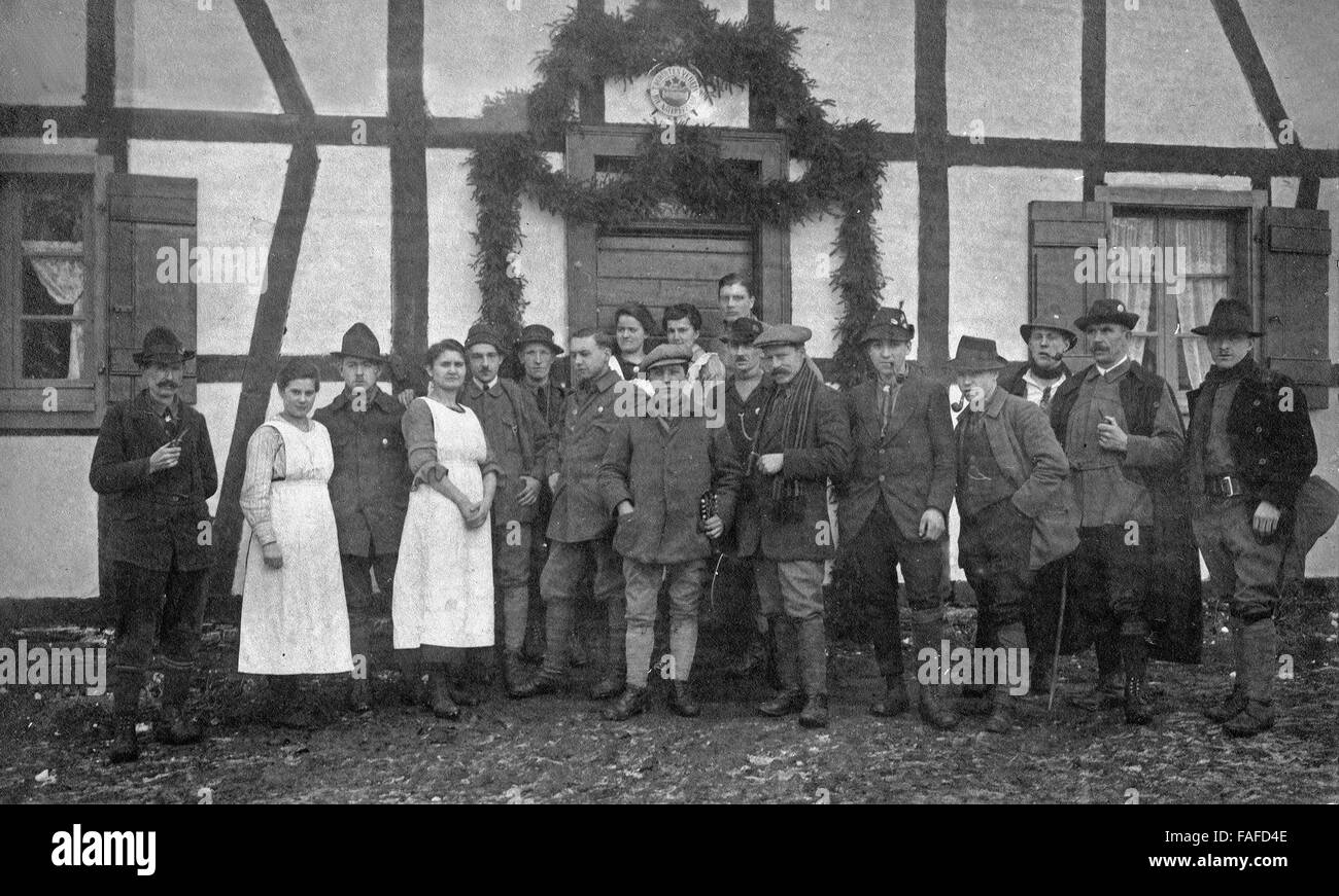 Gruppe der Naturfreunde Cöln Vor Einem Fachwerkhaus, Deutschland 1910er Jahre. Gruppe der Naturfreunde Coeln vor einem Fachwerkhaus, Deutschland 1910er Jahre. Stockfoto