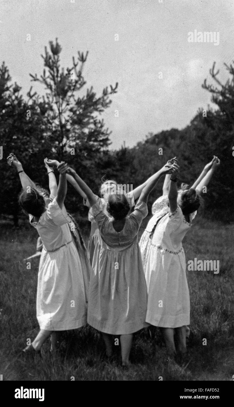 Frauen Bei Einem Tanz in der Heide, Deutschland 1910er Jahre. Frauen tanzen in einer Heide, Deutschland 1910er Jahre. Stockfoto