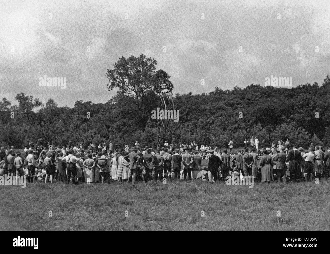 Gruppe der Naturfreunde Cöln Bei Einem Fassanstich, Deutschland 1910er Jahre. Gruppe der Naturfreunde Coeln mit einer Frühling-Zeit-Party, Deutschland 1910er Jahre. Stockfoto