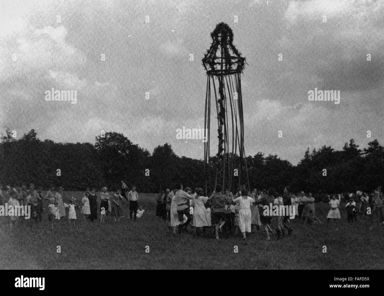 Gruppe der Naturfreunde Cöln Bei Einem Fassanstich, Deutschland 1910er Jahre. Gruppe der Naturfreunde Coeln mit einer Frühling-Zeit-Party, Deutschland 1910er Jahre. Stockfoto