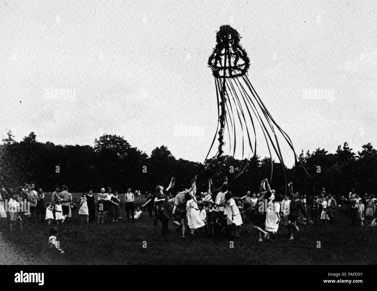 Gruppe der Naturfreunde Cöln Bei Einem Fassanstich, Deutschland 1910er Jahre. Gruppe der Naturfreunde Coeln mit einer Frühling-Zeit-Party, Deutschland 1910er Jahre. Stockfoto