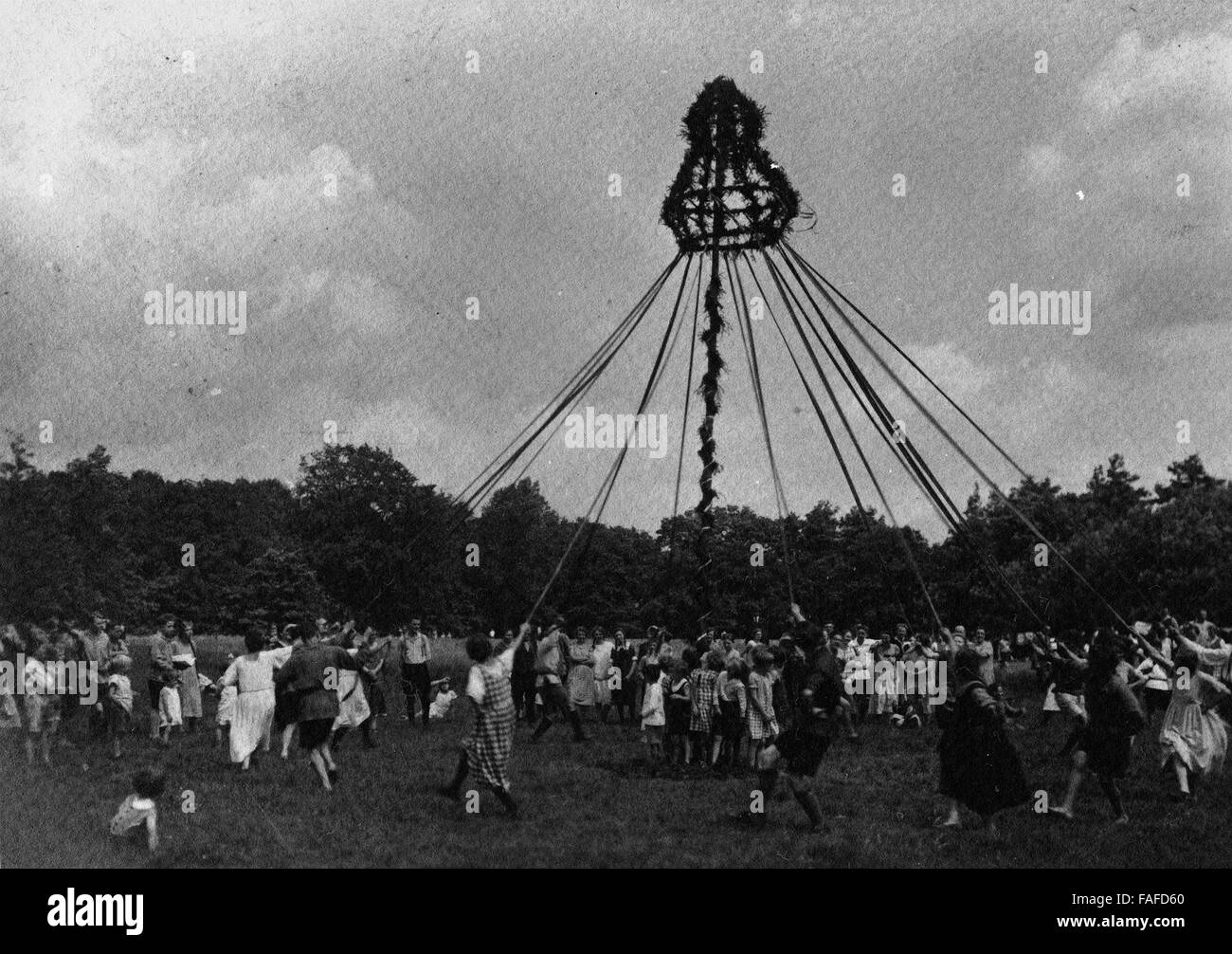 Gruppe der Naturfreunde Cöln Bei Einem Fassanstich, Deutschland 1910er Jahre. Gruppe der Naturfreunde Coeln mit einer Frühling-Zeit-Party, Deutschland 1910er Jahre. Stockfoto