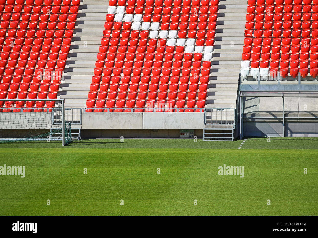 Leere Tribüne im Stadion Stockfoto