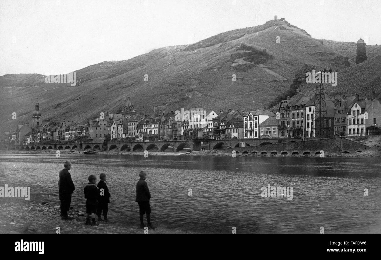 Kinder Stehen bin Ufer der Mosel Und Schauen Nach Zell am See, Deutschland 1920er Jahre. Kinder am Ufer der Mosel stehen, einen Blick auf die Stadt Zell am See, Deutschland der 1920er Jahre. Stockfoto