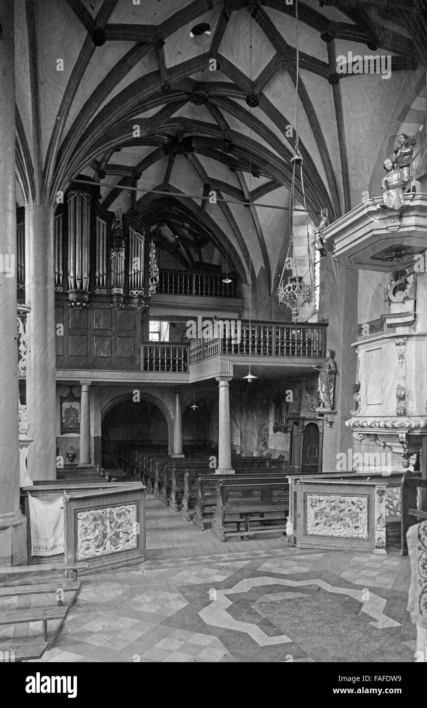 In der Kirche St. Martin in Ediger an der Mosel, Deutschland, 1930er Jahre. Innen-St.-Martins Kirche in Ediger am Fluss Mosel, Deutschland der 1930er Jahre. Stockfoto