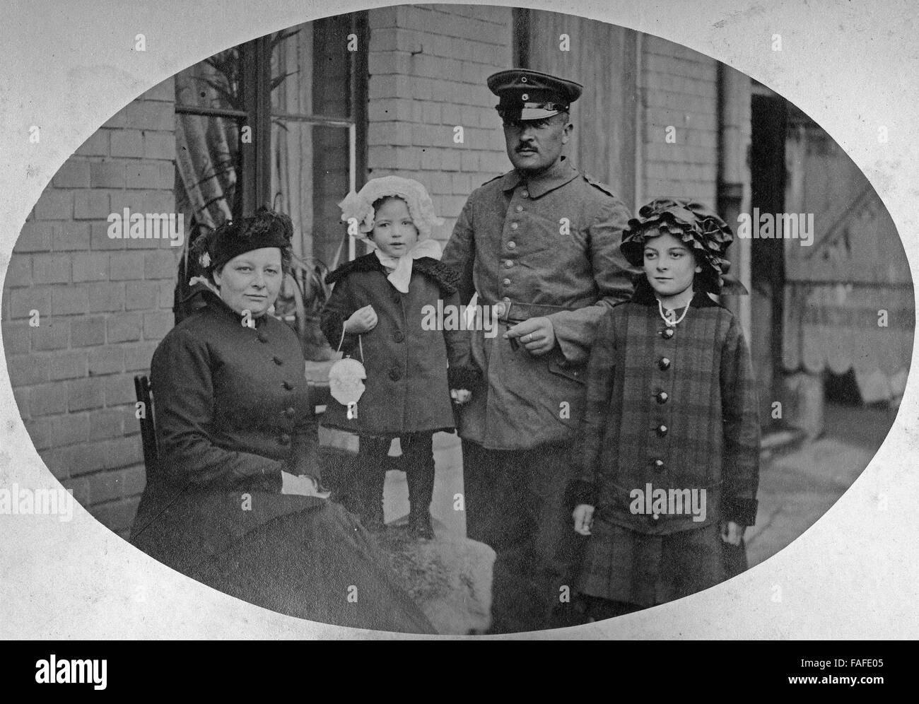 Ein Familienfoto mit dem Vater in Uniform, Deutschland 1900er Jahre. Ein Gruppenfoto mit dem Vater tragen Uniform, Deutschland 1900. Stockfoto