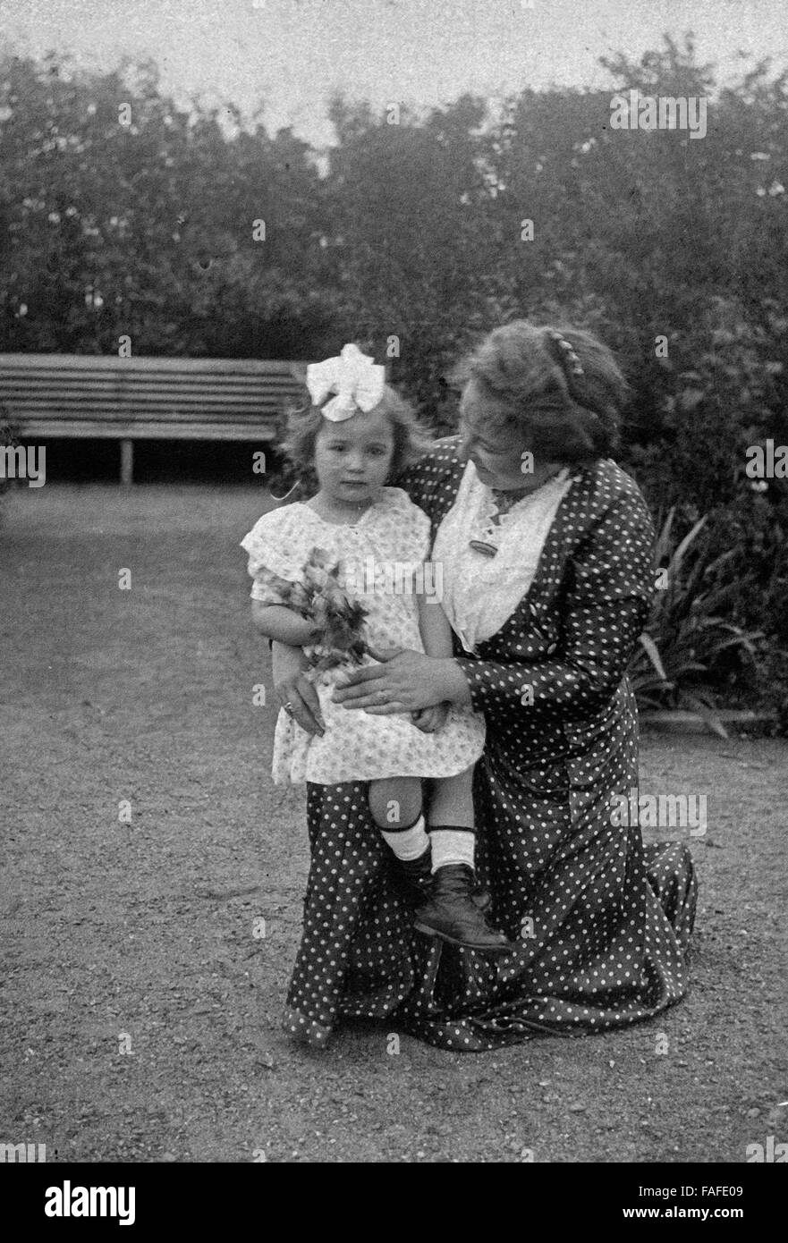 Eine Mutter mit ihrer kleinen Tochter, Deutschland 1910 er Jahre. Eine Mutter und ihre Tochter, Deutschland 1910. Stockfoto