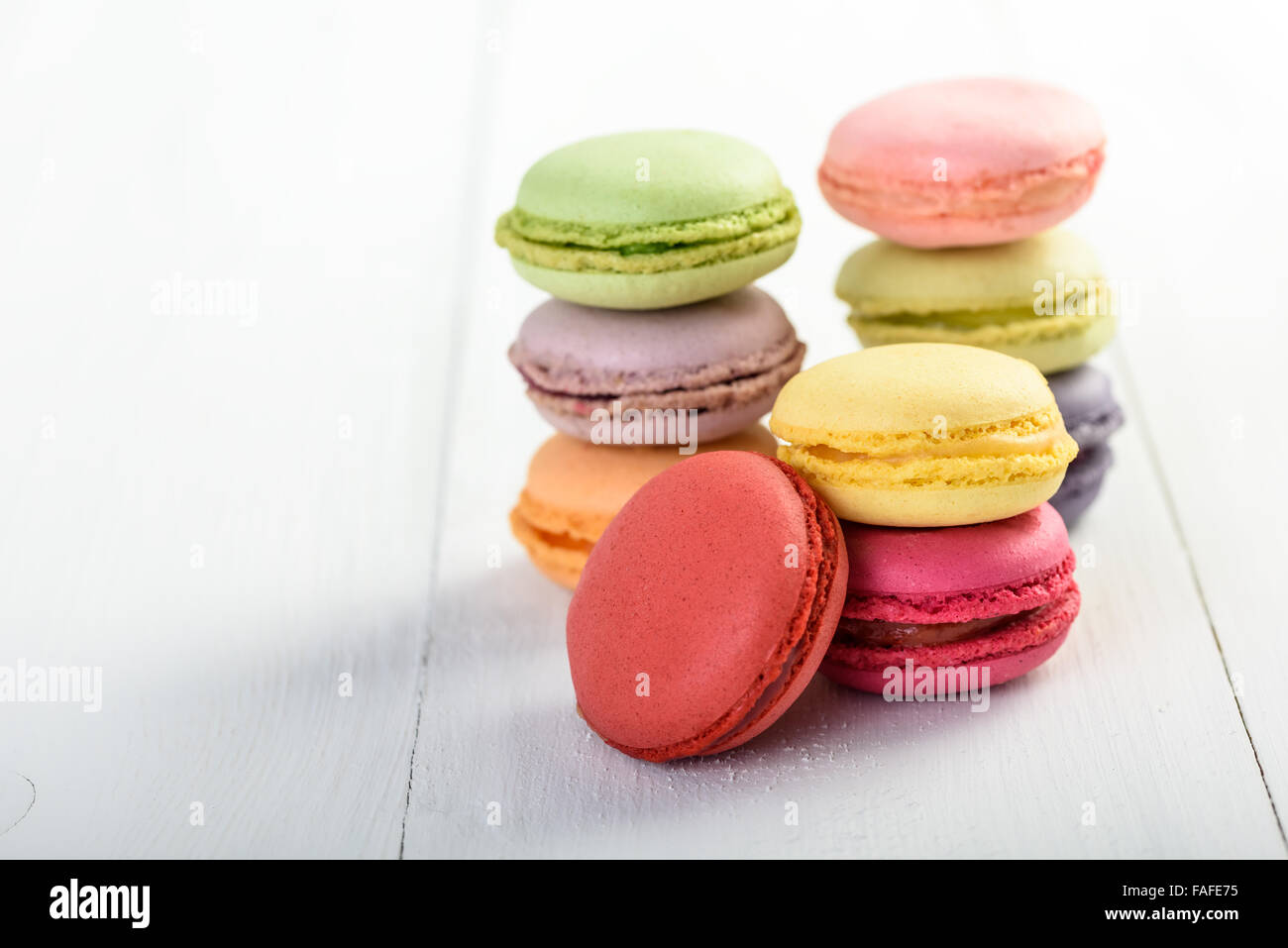 Französische Macarons auf White Boards Background Stockfoto