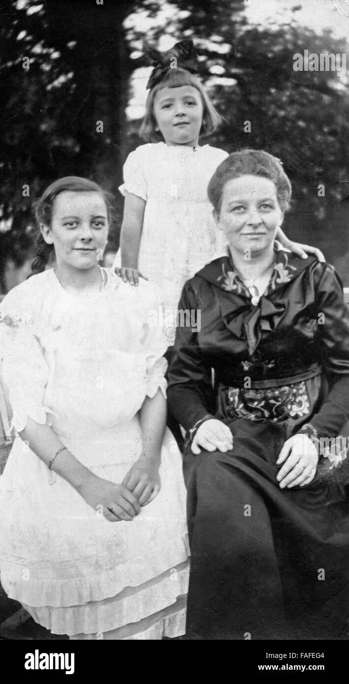 Eine Mutter Mit Ihren Zwei Töchtern, Deutschland 1910er Jahre. Eine Mutter mit ihren beiden Töchtern Deutschland 1910er Jahre. Stockfoto