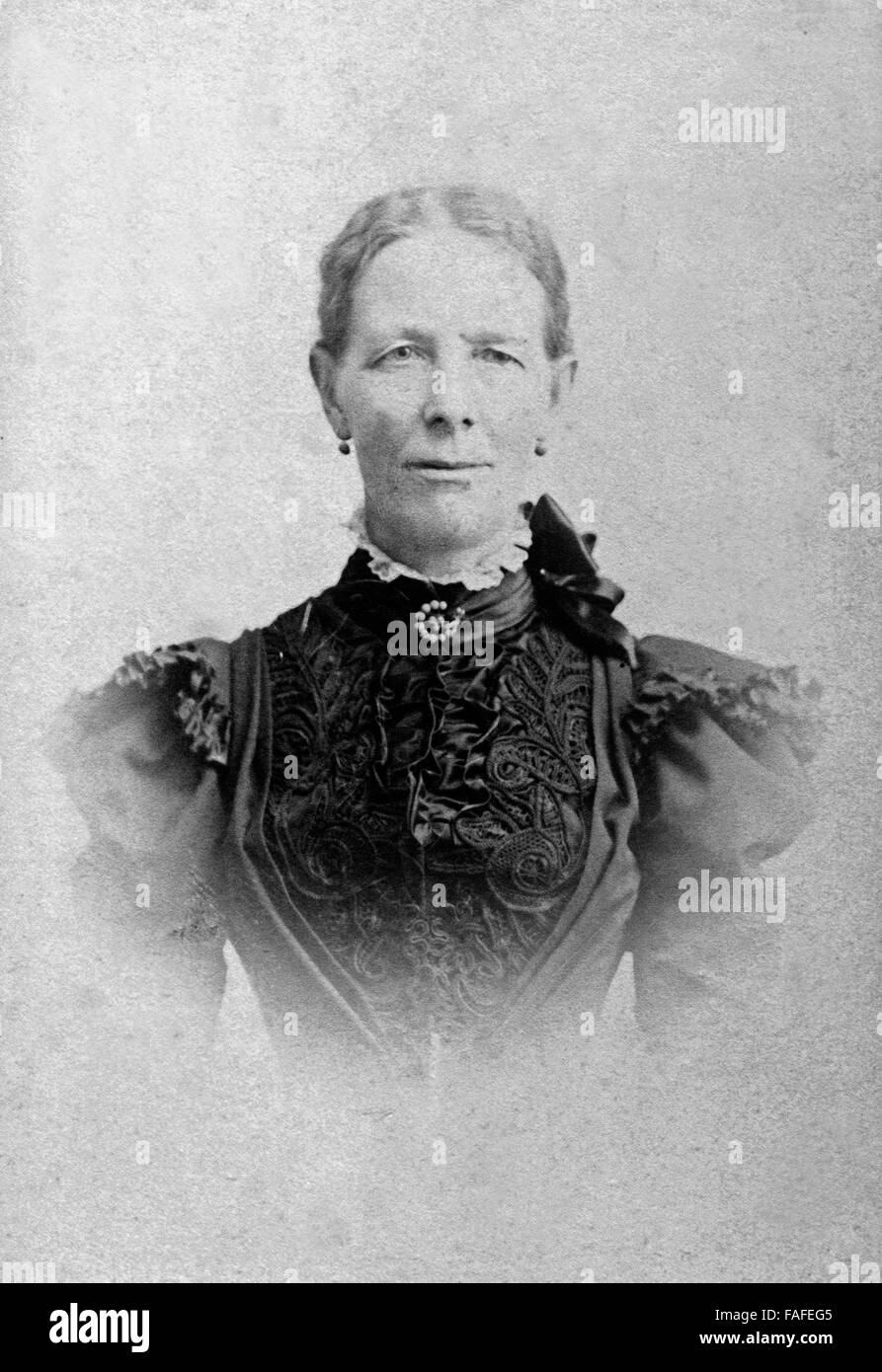 Porträt Einer Frau Beim Fotografen, Deutschland 1900er Jahre. Porträt einer Frau beim Fotografen, Deutschland 1900 s. Stockfoto