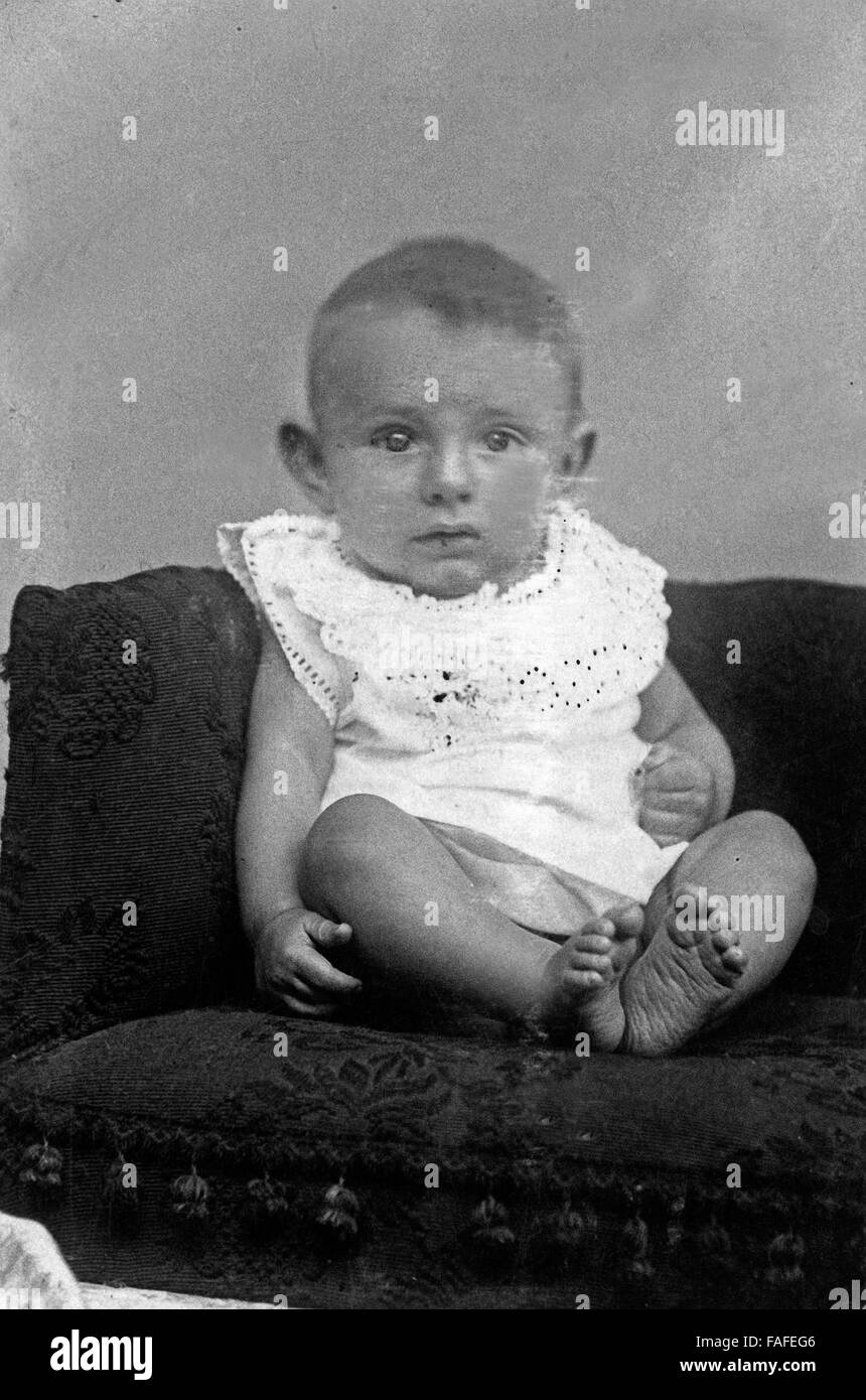 Porträt Eines Kleinkinds Beim Fotografen, Deutschland 1900er Jahre. Porträt eines Kleinkindes beim Fotografen, Deutschland 1900 s. Stockfoto