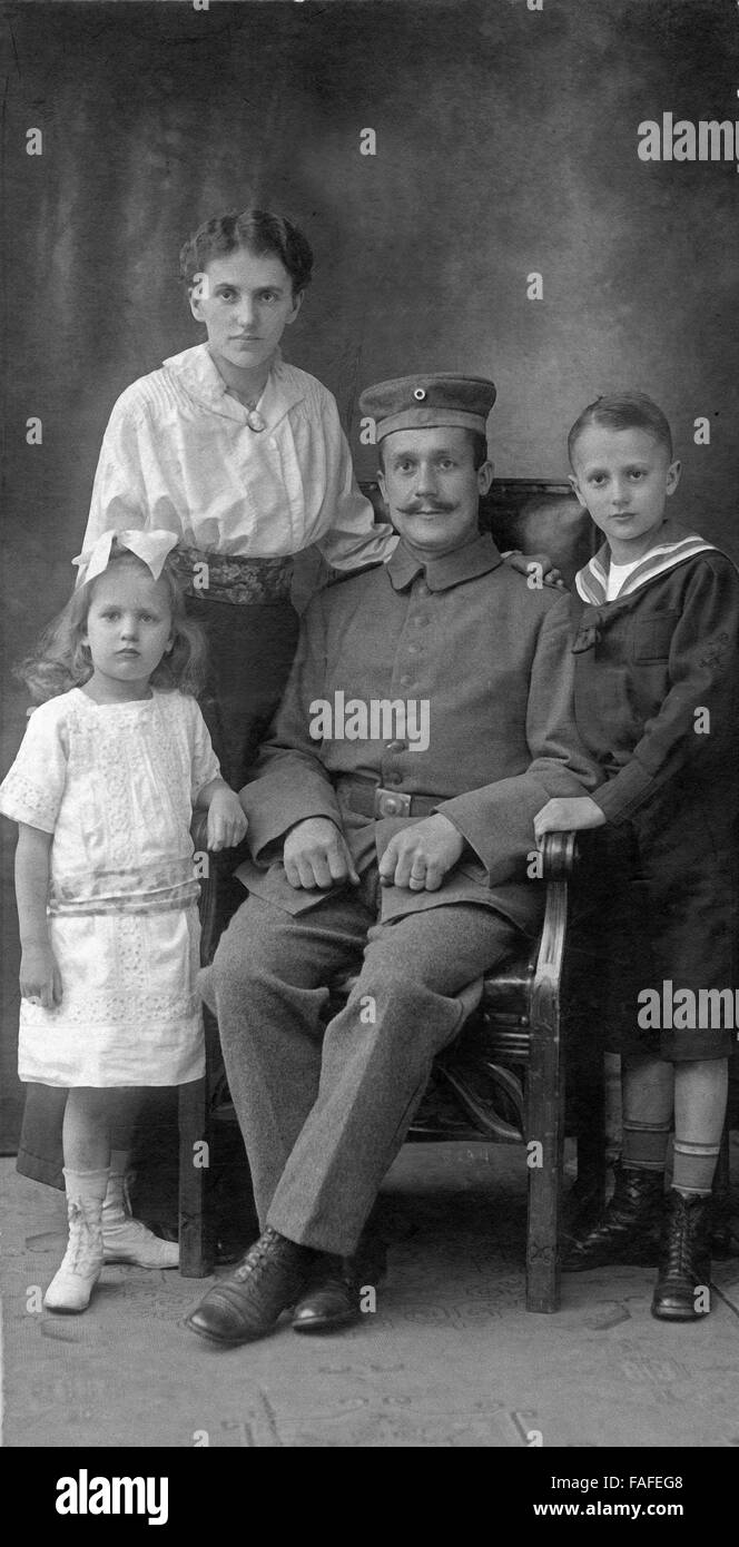 Eine Familie Mit Dem Vater in Uniform Beim Fotografen; Deutschland