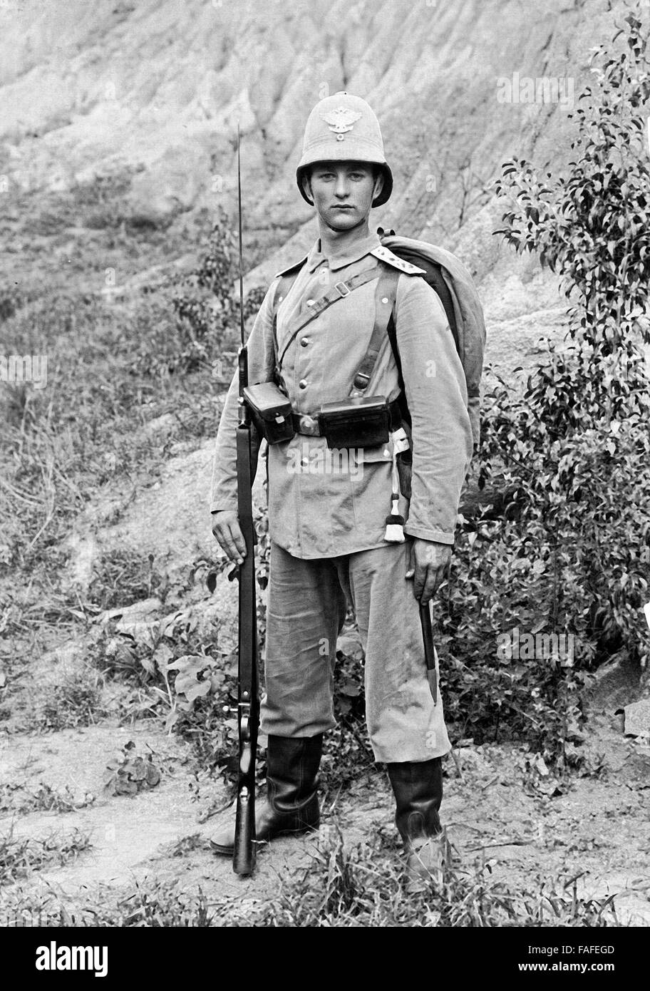 Deutscher Soldat Im Deutschen Pachtgebiet in Tsingtau, China 1900er Jahre. Ein deutscher Soldat bei geleasten Territorium in Tsingtao, China, 1900 s. Stockfoto